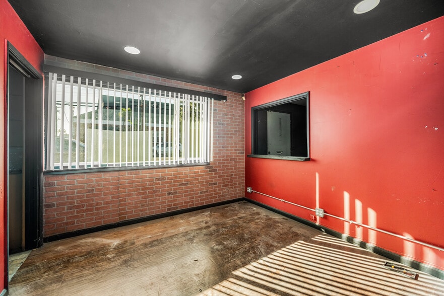 More Photos Of 111 E Wilhelmina St, Anaheim Auto Repair For Lease