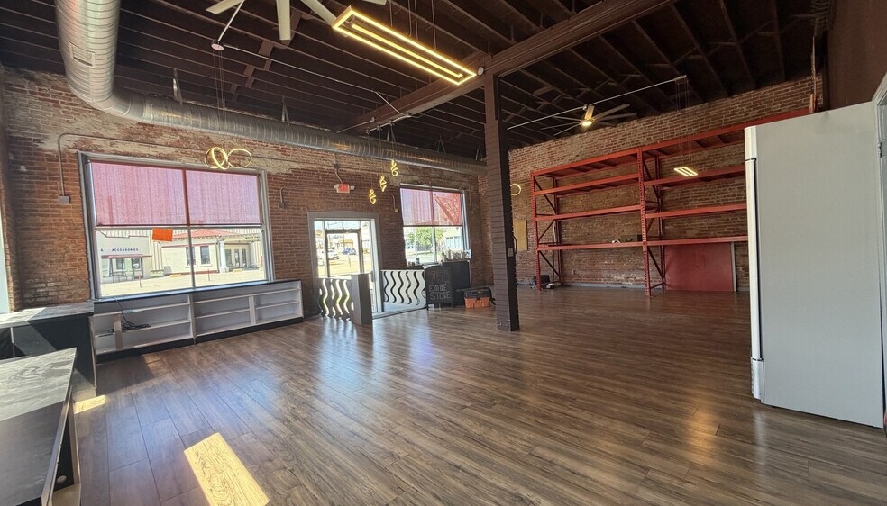 More Photos Of 105 S Water St, Sapulpa Showroom For Lease