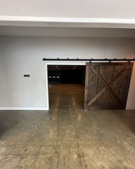 More Photos Of 27 N Pond St, Toccoa Flex For Lease