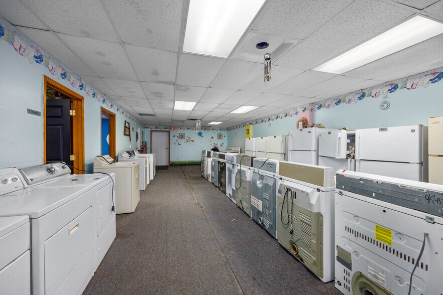 More Photos Of 1090 S Getty St, Muskegon Storefront For Sale