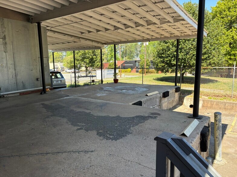 More Photos Of 218 Laredo Dr, Decatur Warehouse For Sale