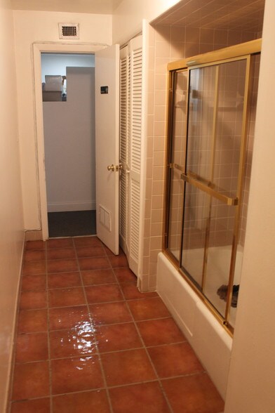 More Photos Of 2475 Hollywood Blvd, Hollywood Office For Lease