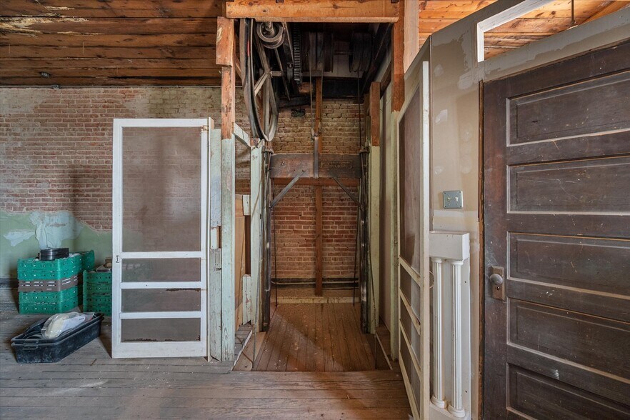 More Photos Of 107 S Beaton St, Corsicana Storefront For Sale