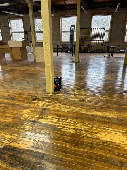 More Photos Of 105 Chapman St, Canton Warehouse For Lease