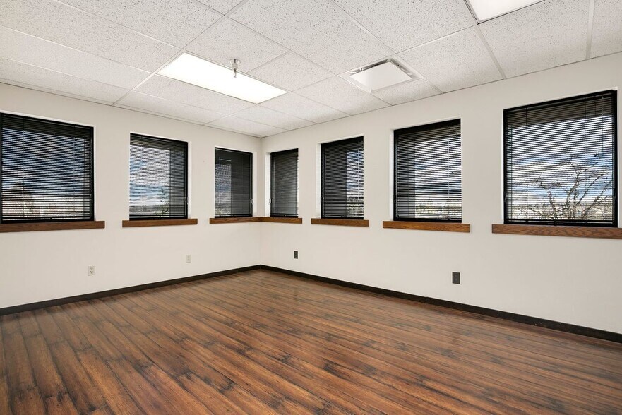 More Photos Of 10116 36th Avenue Ct SW, Lakewood Office For Lease