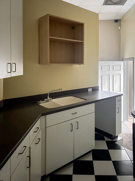 More Photos Of 38 W De Renne Ave, Savannah Storefront Retail Office For Sale