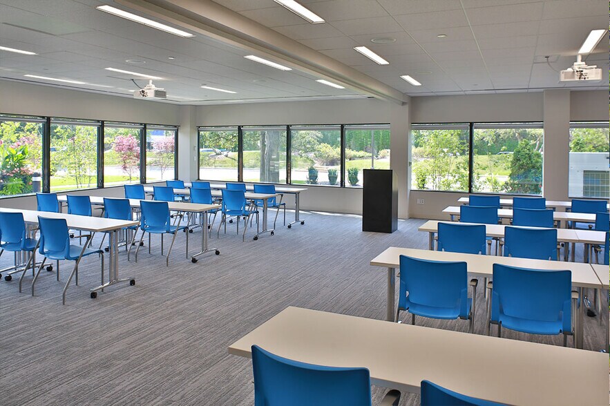 More Photos Of 2333 Waukegan Rd, Bannockburn Unknown For Lease