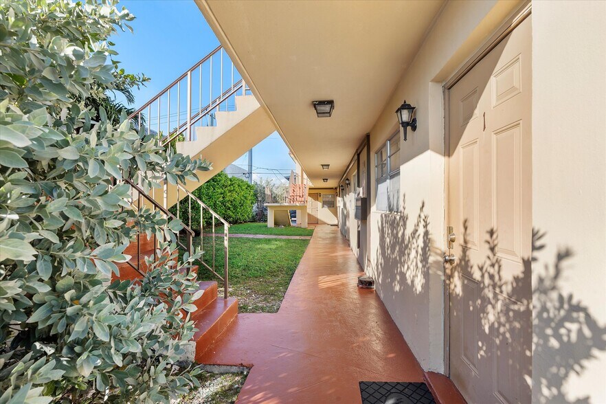 More Photos Of 701 NE 8th St, Hallandale Beach Apartments For Sale