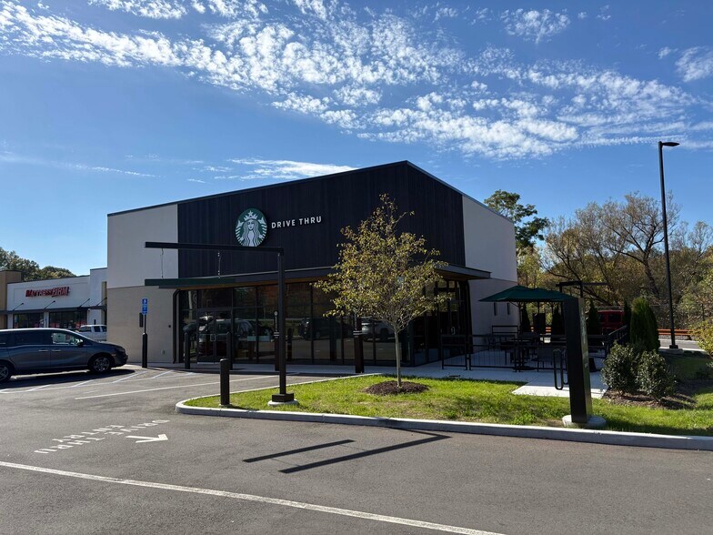 More Photos Of 488 Hartford Rd, New Britain Storefront For Lease