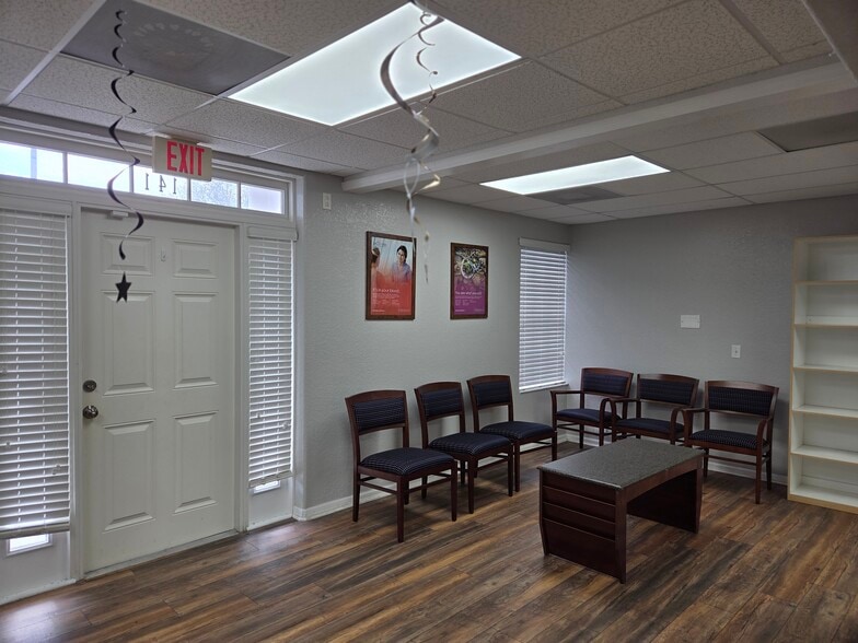 More Photos Of 143 N Oakwood Ave, Brandon Office For Lease