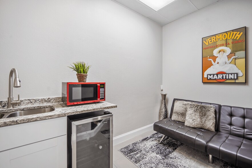 More Photos Of 5404 Hoover Blvd, Tampa Medical For Sale