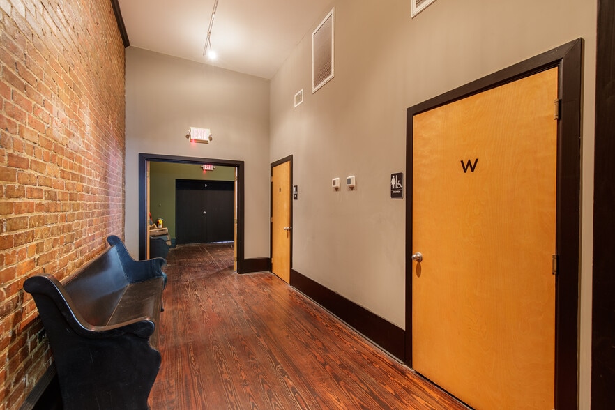 More Photos Of 128-130 N Ashley St, Valdosta General Retail For Sale