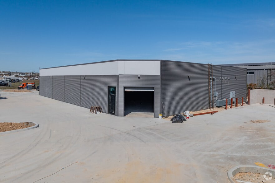 More Photos Of 15910 University Oak, San Antonio Warehouse For Lease