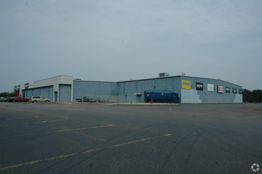 More Photos Of 700 Factory Outlet Dr, Arcadia Storefront For Lease