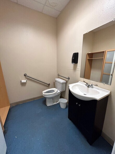 More Photos Of 7924 Carr St, Dallas Flex For Lease