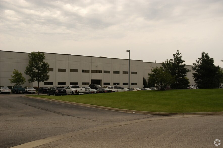 Primary Photo Of 1100 Corporate Dr, Mchenry Manufacturing For Sale