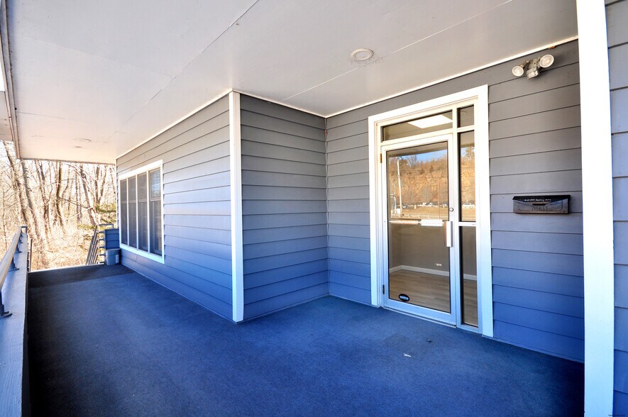 More Photos Of 75 Berlin Rd, Cromwell Medical For Lease