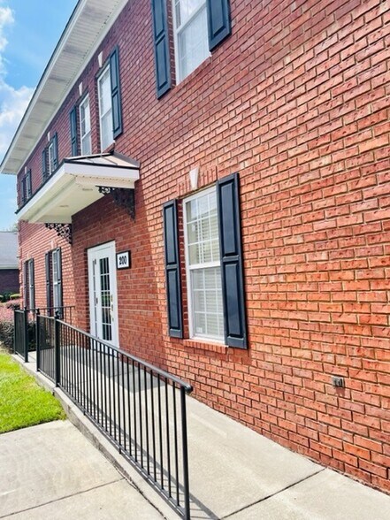More Photos Of 200 Commercial Ct, Savannah Office For Lease
