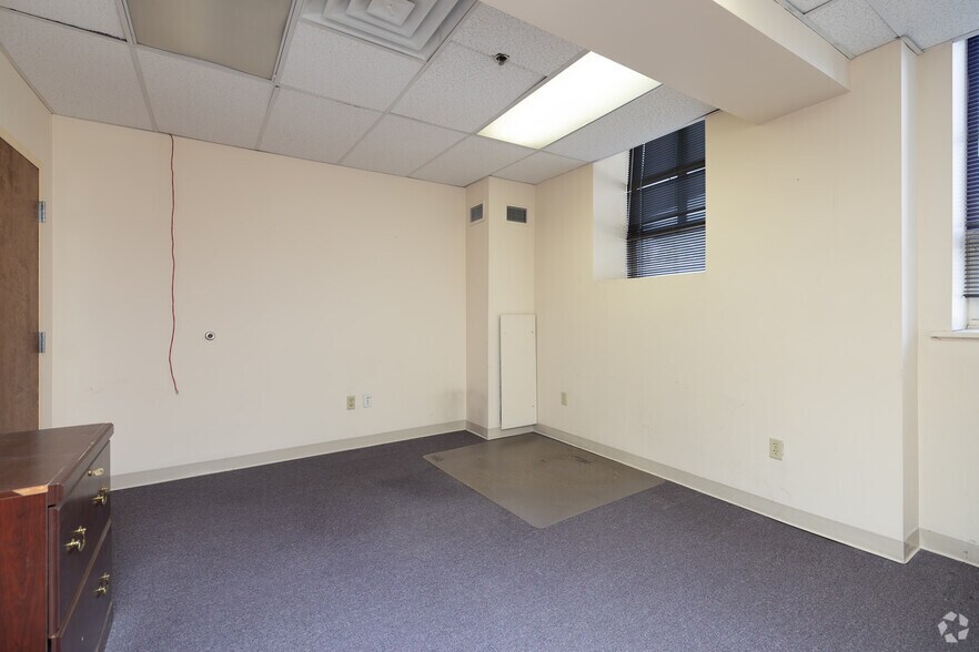 More Photos Of 408 E 4th St, Bridgeport Office For Lease