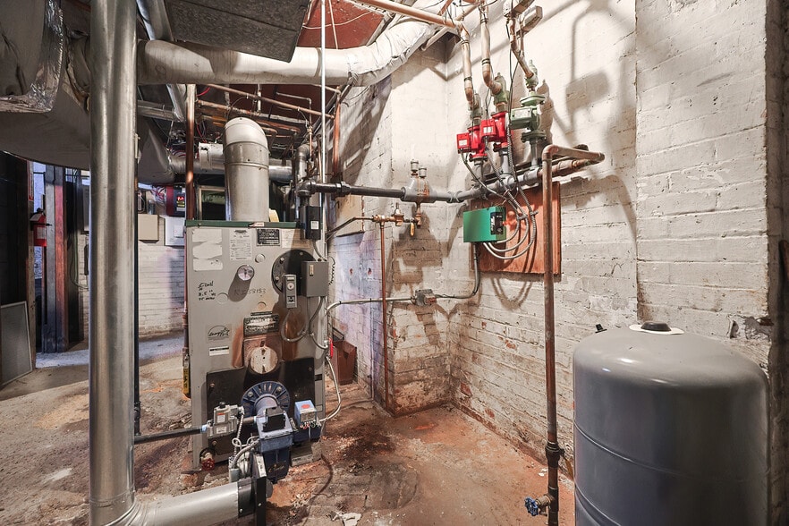 More Photos Of 1501 Lonsdale Ave, Lincoln General Retail For Sale