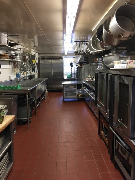 More Photos Of 139 Riverside Dr, Thompson Freestanding For Sale