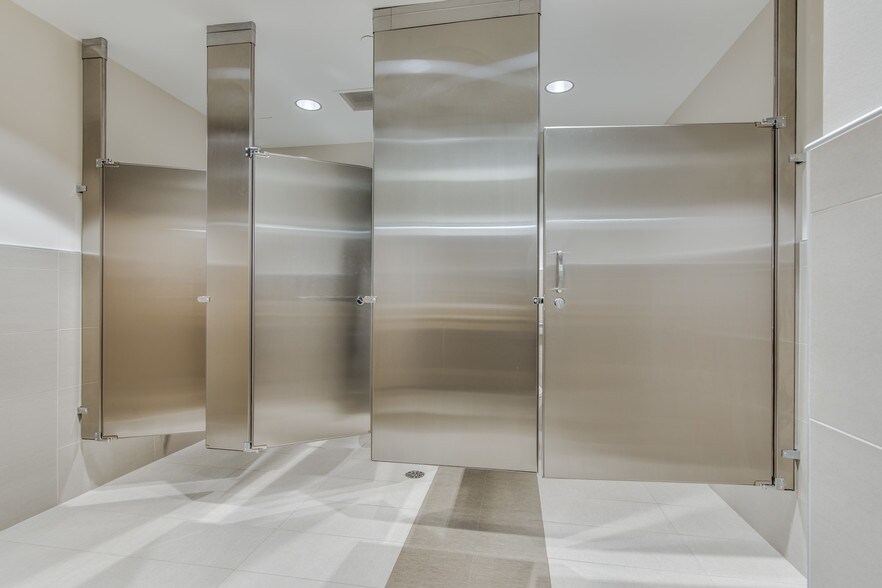 More Photos Of 1425 Greenway Dr, Irving Office For Lease