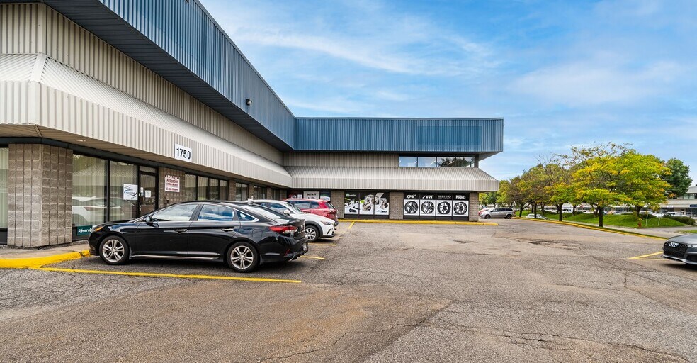 More Photos Of 1730-1790 Av Newton, Québec Distribution For Lease
