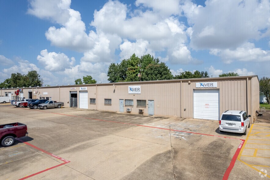 More Photos Of 2600 Center St, Deer Park Manufacturing For Lease