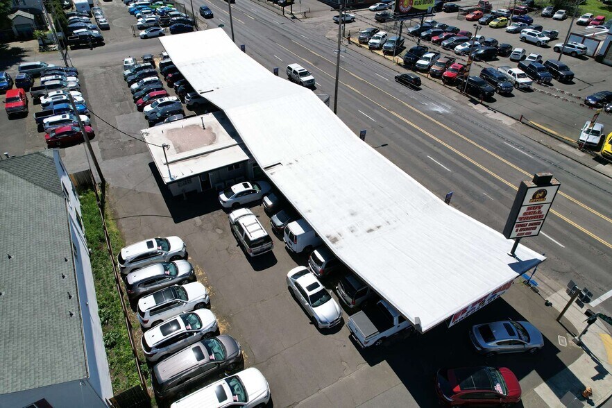 More Photos Of 610-622 SE 82nd Ave, Portland Auto Dealership For Sale