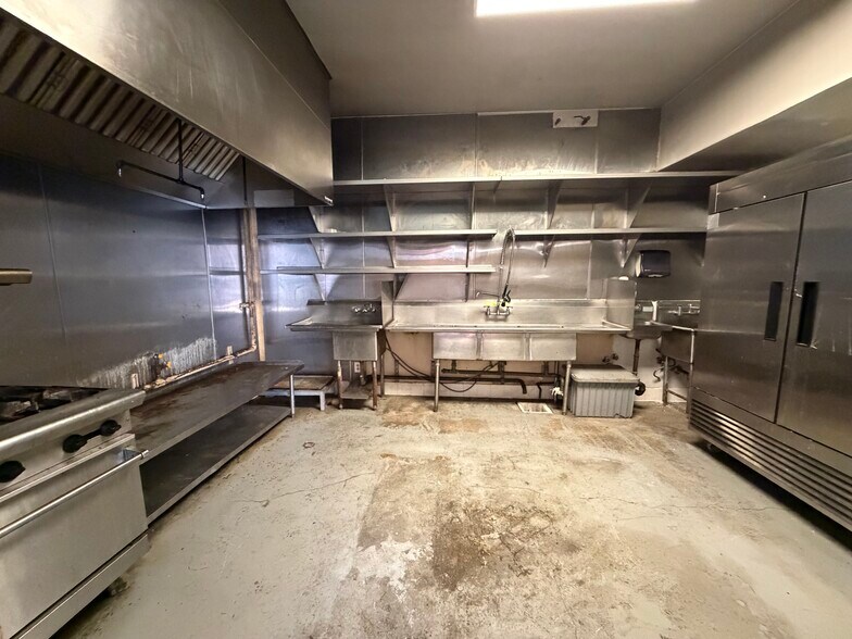 More Photos Of 265 S Robertson Blvd, Beverly Hills Restaurant For Lease