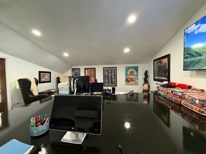 More Photos Of 1308 N Frazier St, Conroe Service For Sale