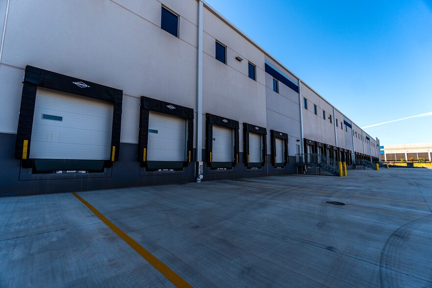 More Photos Of 25435 Pleasant Valley Rd, Chantilly Industrial For Lease