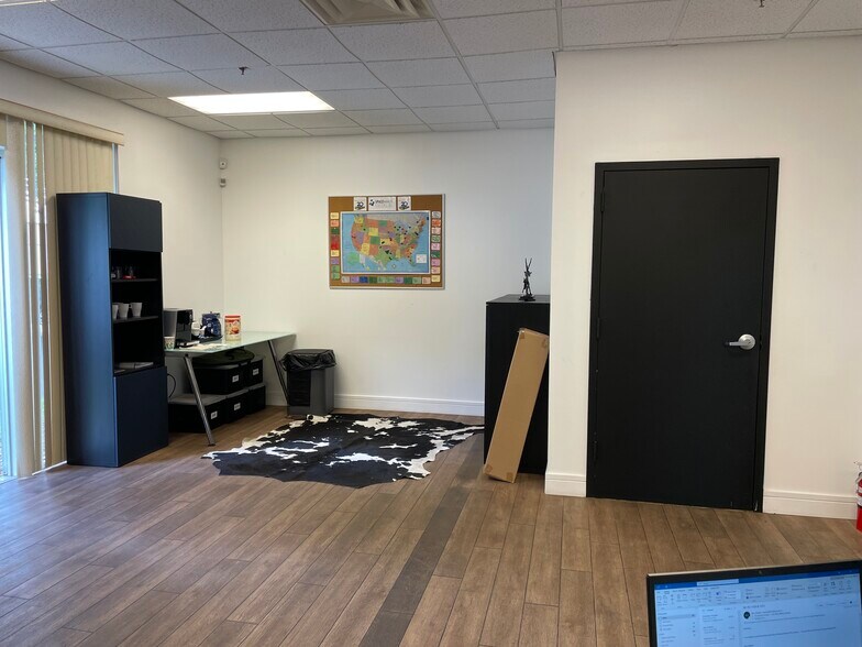 More Photos Of 6600-6626 Kingspointe Pky, Orlando Distribution For Lease