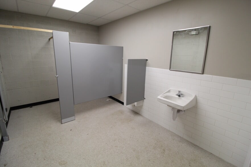 More Photos Of 9700 E 56th St, Raytown Warehouse For Lease