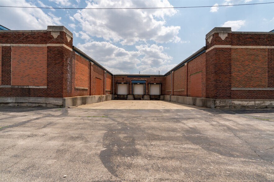 More Photos Of 1100 E Bell St, Bloomington Manufacturing For Lease