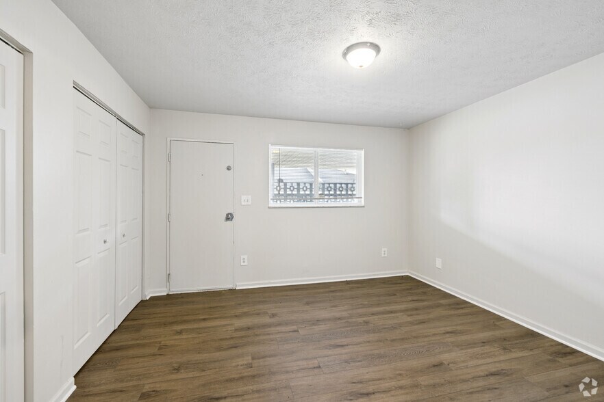 More Photos Of 1980-2016 Cambridge Dr, Lexington Apartments For Sale