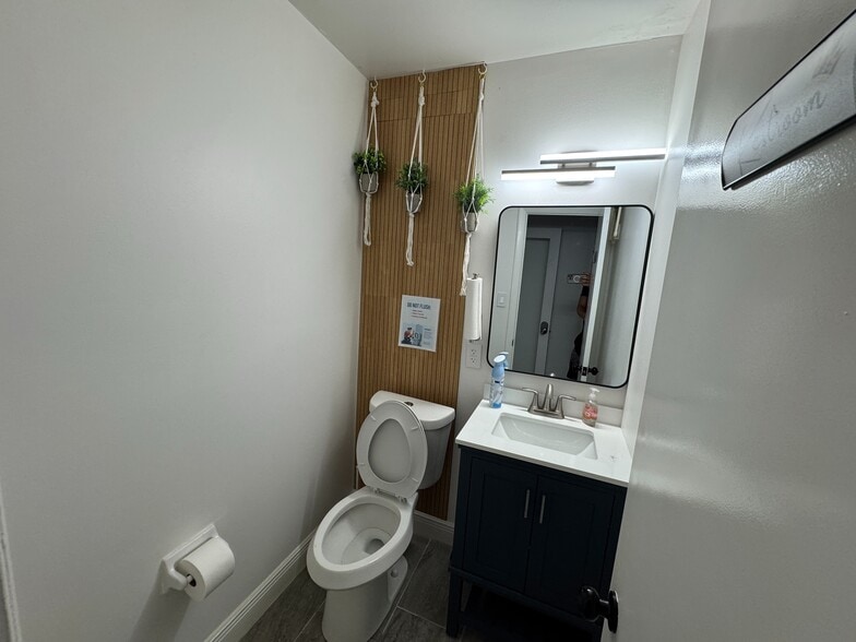 More Photos Of 5401 Alhambra Dr, Orlando Office For Lease