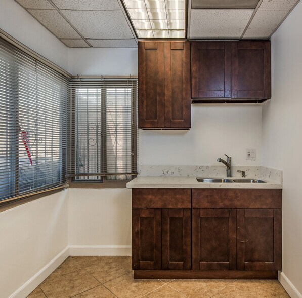 More Photos Of 425-427 Atlantic Ave, Long Beach Office For Lease