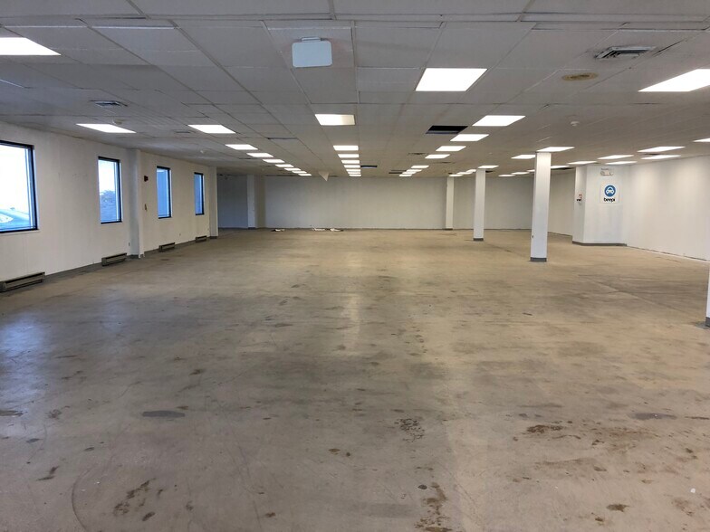 More Photos Of 15 Grumman Rd W, Bethpage Manufacturing For Lease