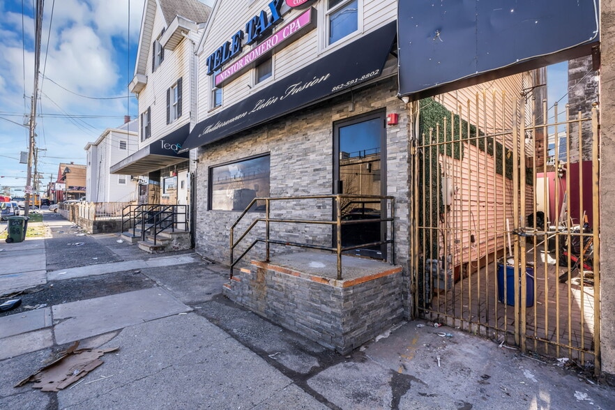 More Photos Of 166 Getty Ave, Paterson Restaurant For Lease