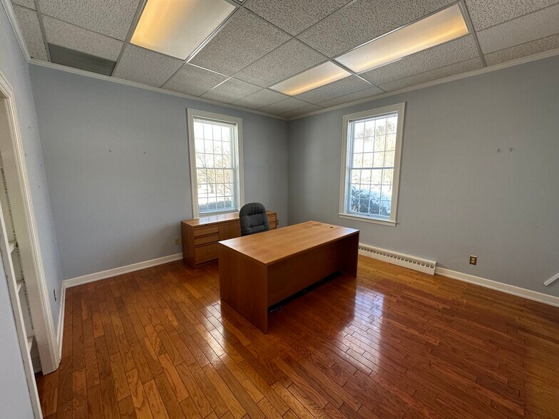More Photos Of 8275 N 32nd St, Richland Office For Lease