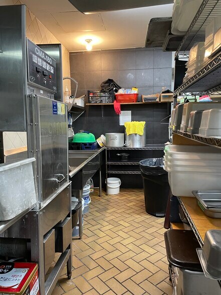 More Photos Of 584 Bloor St W, Toronto Restaurant For Sale