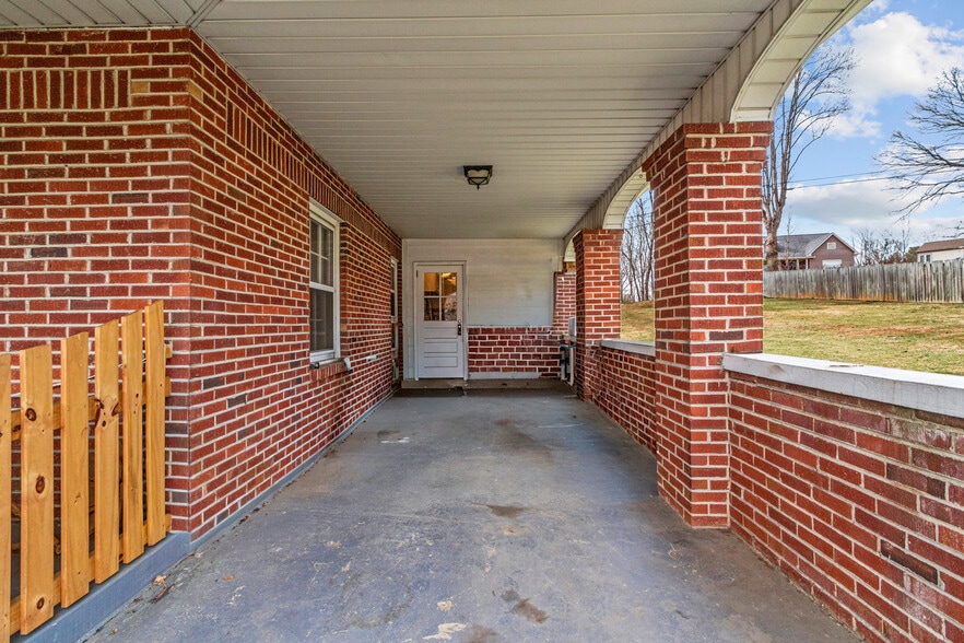 More Photos Of 506 W Main St, Burnsville Freestanding For Sale