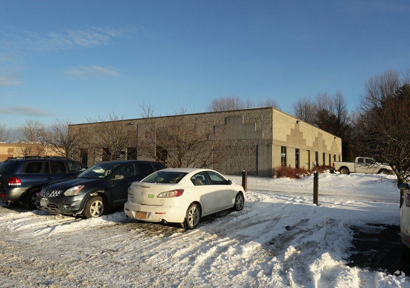 More Photos Of 200 Gateway Park Dr, Syracuse Warehouse For Lease