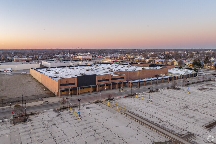 More Photos Of 5825 W Hope Ave, Milwaukee General Retail For Lease