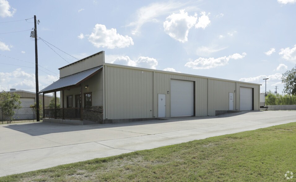 More Photos Of 2414 Commerce St, Marble Falls Warehouse For Lease