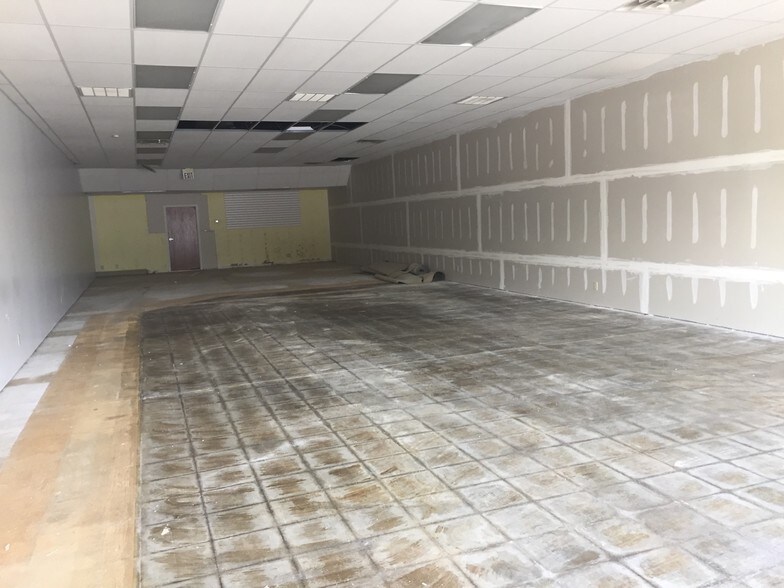 More Photos Of 3205-3221 S Madison St, Muncie Storefront For Lease