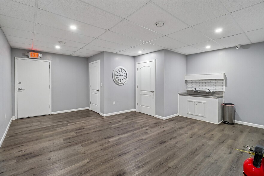 More Photos Of 1525 E Army Post Rd, Des Moines Auto Repair For Sale