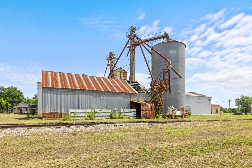 More Photos Of 151 5th St st, Honey Grove Flex For Sale