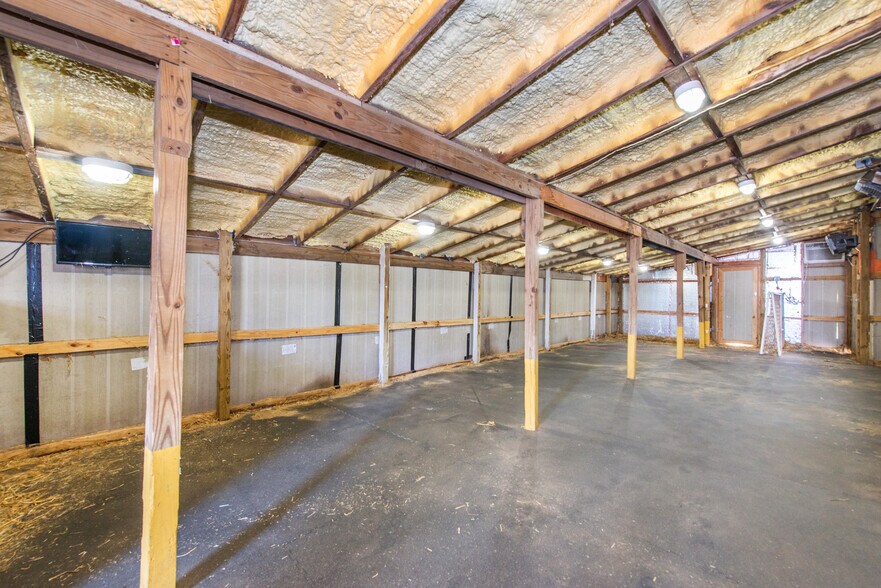 More Photos Of 8 Stonehedge Ln, Byram Township Veterinarian Kennel For Sale